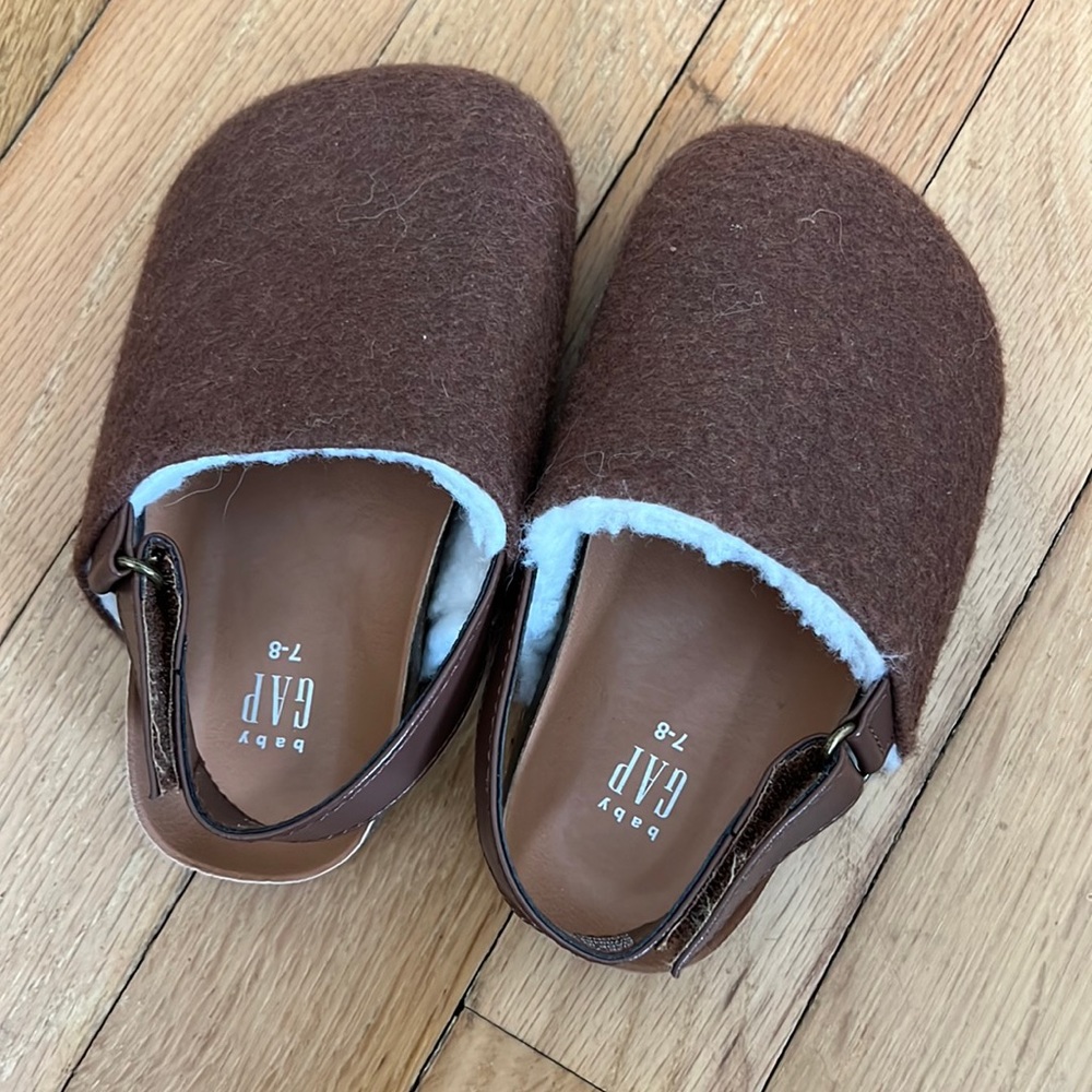 Baby Gap Sherpa lined clogs. Brown. Size 7-8.
